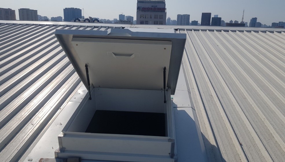 Cửa lên mái có cấu tạo phức tạp hơn để đảm bảo an toàn và thuận tiện