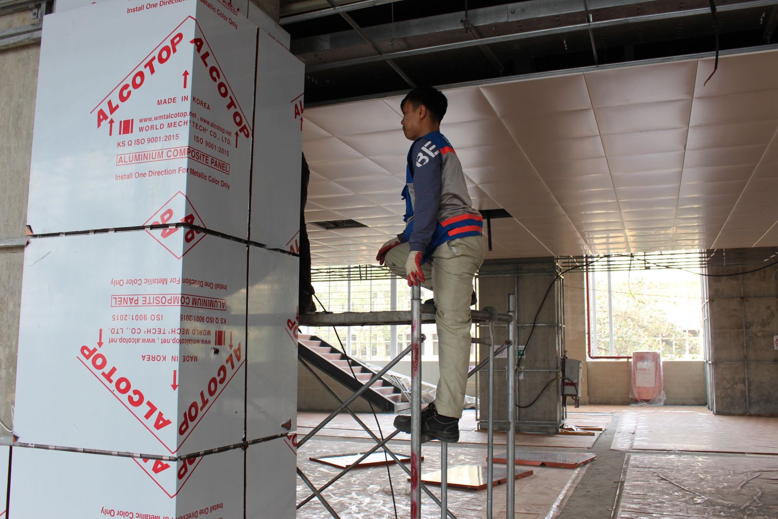 Thi công tấm ốp cột tại ga S06