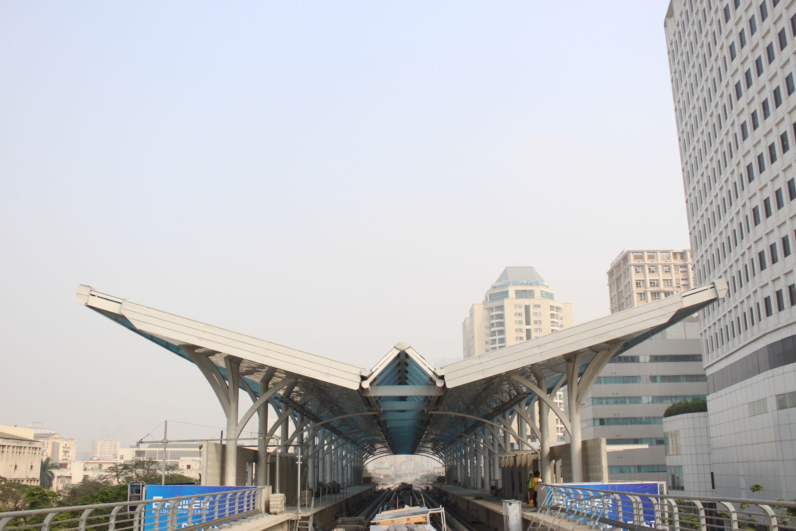 The roof of station S06 on the Nhon - Hanoi Station line completed